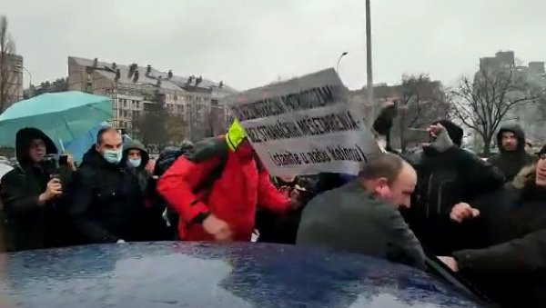ПОКУШАЈ ЛИНЧА КОД САВА ЦЕНТРА: Погледајте како су Ћутини еколози насрнули на човека и разбили му аутомобил (ВИДЕО) ПОКУШАЈ ЛИНЧА КОД САВА ЦЕНТРА: Погледајте како су Ћутини еколози насрнули на човека и разбили му аутомобил (ВИДЕО)