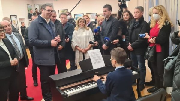 НАЈЛЕПШИ ДОЧЕК ЗА ВУЧИЋА: Мали Бошко (9) одсвирао музичку нумеру на клавиру у дољевачкој библиотеци (ФОТО/ВИДЕО) НАЈЛЕПШИ ДОЧЕК ЗА ВУЧИЋА: Мали Бошко (9) одсвирао музичку нумеру на клавиру у дољевачкој библиотеци (ФОТО/ВИДЕО)
