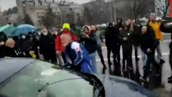 НАДАМ СЕ ДА ЋЕ ХУЛИГАН БИТИ КАЖЊЕН ПО ЗАКОНУ: Весић захвалио полицији на хапшењу нападача код Сава центра НАДАМ СЕ ДА ЋЕ ХУЛИГАН БИТИ КАЖЊЕН ПО ЗАКОНУ: Весић захвалио полицији на хапшењу нападача код Сава центра