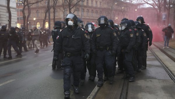 ПРОТЕСТ У БЕЧУ: Антиваксери на улицама, полиција привела више људи (ФОТО) ПРОТЕСТ У БЕЧУ: Антиваксери на улицама, полиција привела више људи (ФОТО)