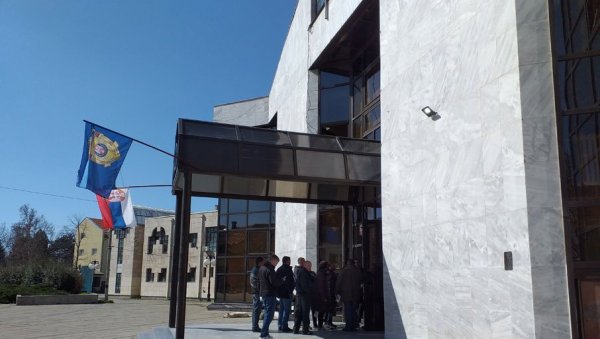 СЕКИРОМ НА ПАРТНЕРКУ: Неготинац Д. Ј. (36) ухапшен због сумње да је покушао да убије своју бившу невенчану супругу (ФОТО) СЕКИРОМ НА ПАРТНЕРКУ: Неготинац Д. Ј. (36) ухапшен због сумње да је покушао да убије своју бившу невенчану супругу (ФОТО)