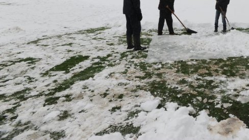 MA, NIJE HLADNO, ŠTA VAM JE?! U Rusiji elitni fudbal mora da se igra i kada cvokoću zubi, a kosa se ledi! (FOTO) MA, NIJE HLADNO, ŠTA VAM JE?! U Rusiji elitni fudbal mora da se igra i kada cvokoću zubi, a kosa se ledi! (FOTO)