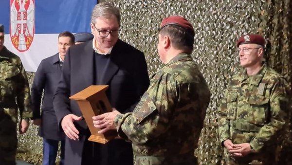 ПОСЕБАН ПОКЛОН ЗА ВУЧИЋА: Председник добио статуу војног падобранца(ФОТО) ПОСЕБАН ПОКЛОН ЗА ВУЧИЋА: Председник добио статуу војног падобранца(ФОТО)