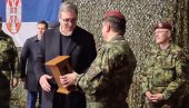 ПОСЕБАН ПОКЛОН ЗА ВУЧИЋА: Председник добио статуу војног падобранца(ФОТО) ПОСЕБАН ПОКЛОН ЗА ВУЧИЋА: Председник добио статуу војног падобранца(ФОТО)