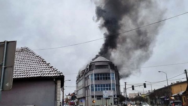 ПОЖАР У ЗГРАДИ У ПАРАЋИНУ: Срећа у несрећи - ватрогасци брзо савладали ватру у подрумском простору (ФОТО) ПОЖАР У ЗГРАДИ У ПАРАЋИНУ: Срећа у несрећи - ватрогасци брзо савладали ватру у подрумском простору (ФОТО)