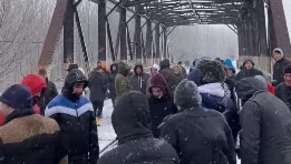ПРОТЕСТ ПО СНЕГУ: Мештани четири села против затварања моста на Тамишу ПРОТЕСТ ПО СНЕГУ: Мештани четири села против затварања моста на Тамишу