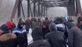 PROTEST PO SNEGU: Meštani četiri sela protiv zatvaranja mosta na Tamišu PROTEST PO SNEGU: Meštani četiri sela protiv zatvaranja mosta na Tamišu