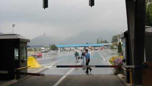BUGARSKI DRŽAVLJANIN PAO NA PRELAZU GRADINA: Ono što je policija pronašla šokiralo sve prisutne (FOTO) BUGARSKI DRŽAVLJANIN PAO NA PRELAZU GRADINA: Ono što je policija pronašla šokiralo sve prisutne (FOTO)