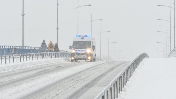 АМСС УПУТИО АПЕЛ ВОЗАЧИМА: Саобраћај и даље отежан, ветар ствара велике проблеме, снег се задржао на многим путевима АМСС УПУТИО АПЕЛ ВОЗАЧИМА: Саобраћај и даље отежан, ветар ствара велике проблеме, снег се задржао на многим путевима