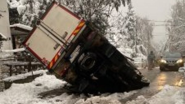ХАОС НА ВОЖДОВЦУ: Отворио се асфалт, камион упао у рупу, заобилазите овај део града (ФОТО) ХАОС НА ВОЖДОВЦУ: Отворио се асфалт, камион упао у рупу, заобилазите овај део града (ФОТО)