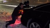 HIT VIDEO: Ministar Momirović podelio urnebesni snimak sa auto-puta (VIDEO) HIT VIDEO: Ministar Momirović podelio urnebesni snimak sa auto-puta (VIDEO)