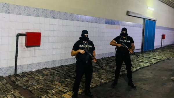 БРИТАНЦИ УШЛИ У ТРАГ БУДИМИРУ: Обелодањено како је заиста откривена рекордна заплена кокаина у Зети БРИТАНЦИ УШЛИ У ТРАГ БУДИМИРУ: Обелодањено како је заиста откривена рекордна заплена кокаина у Зети