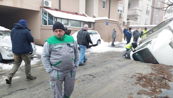 УСПЕО САМ ДА ИЗАЂЕМ НА БОЧНА ВРАТА: Возач камиона који је пропао кроз рупу на Вождовцу Све се десило у секунди (ФОТО/ВИДЕО) УСПЕО САМ ДА ИЗАЂЕМ НА БОЧНА ВРАТА: Возач камиона који је пропао кроз рупу на Вождовцу Све се десило у секунди (ФОТО/ВИДЕО)
