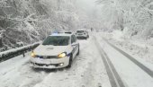 VOZAČI OPREZ, KLIZAVO! Niske temperature, susnežica i sneg otežavaju vožnju