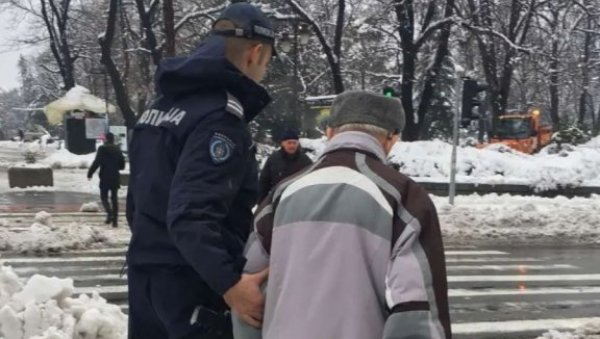 ЛЕПА СЛИКА СРБИЈЕ: Овако полиција и ватрогасци помажу грађанима (ФОТО/ВИДЕО) ЛЕПА СЛИКА СРБИЈЕ: Овако полиција и ватрогасци помажу грађанима (ФОТО/ВИДЕО)