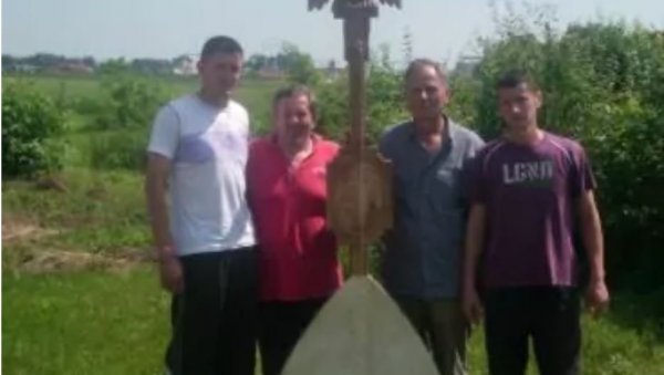 НАПРАВИЛИ НАЈВЕЋЕ ГУСЛЕ НА СВЕТУ: Немају новца да их пријаве за Гиниса НАПРАВИЛИ НАЈВЕЋЕ ГУСЛЕ НА СВЕТУ: Немају новца да их пријаве за Гиниса