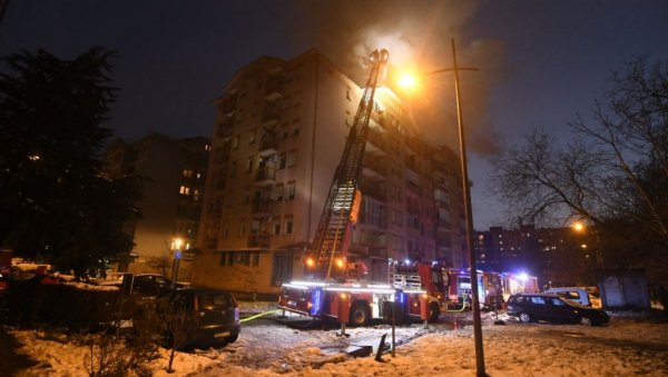 ВЕЛИКИ ПОЖАР У НОВОМ САДУ: Гори кров зграде, све расположиве екипе на терену ВЕЛИКИ ПОЖАР У НОВОМ САДУ: Гори кров зграде, све расположиве екипе на терену