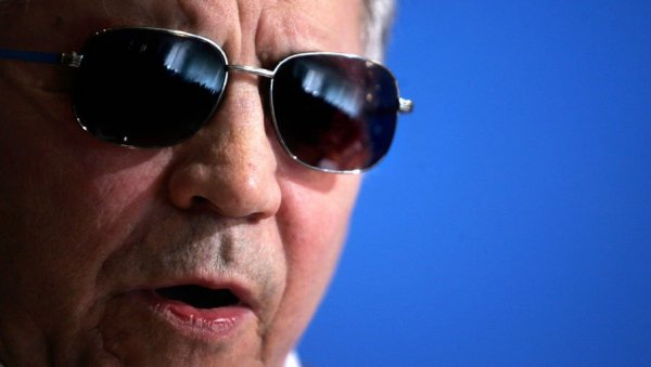 УМЕТНОСТ И ПОЛИТИКА: Политичко условљавање је за уметност тек нови стваралачки изазов, који је подсећа на њену аутономну природу УМЕТНОСТ И ПОЛИТИКА: Политичко условљавање је за уметност тек нови стваралачки изазов, који је подсећа на њену аутономну природу