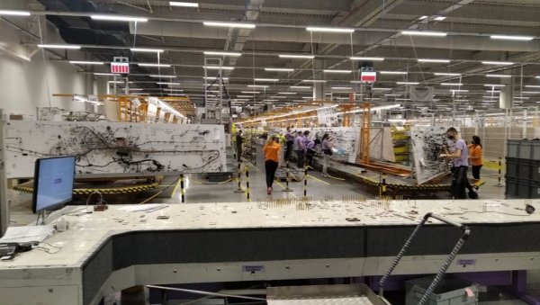 ЧАРАПАНСКИ ГЛАНЦ ЗА ШКОДУ И ПОРШЕ: Прошло је пет година од отварања немачке породичне компаније Кромберг и Шуберт у Крушевцу ЧАРАПАНСКИ ГЛАНЦ ЗА ШКОДУ И ПОРШЕ: Прошло је пет година од отварања немачке породичне компаније Кромберг и Шуберт у Крушевцу