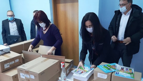 МОДРИЧА УЛАЖЕ У ОСНОВНО ОБРАЗОВАЊЕ: Нова информатичка опрема олакшава рад ученицима и наставницима МОДРИЧА УЛАЖЕ У ОСНОВНО ОБРАЗОВАЊЕ: Нова информатичка опрема олакшава рад ученицима и наставницима