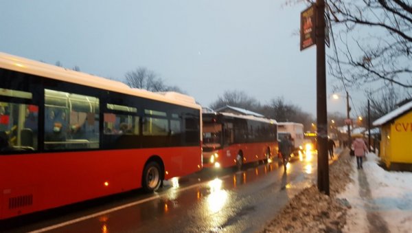 КОЛАПС ЗБОГ УДЕСА НА МИРИЈЕВУ: Саобраћајна несрећа зауставила линије ГСП-а, једна особа повређена КОЛАПС ЗБОГ УДЕСА НА МИРИЈЕВУ: Саобраћајна несрећа зауставила линије ГСП-а, једна особа повређена