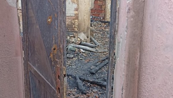 ВАТРА ПРОГУТАЛА СВЕ: После пожара у згради на Лиману остало само згариште (ФОТО/ВИДЕО) ВАТРА ПРОГУТАЛА СВЕ: После пожара у згради на Лиману остало само згариште (ФОТО/ВИДЕО)