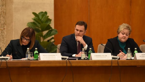 МИНИСТАР МАЛИ НА СЕДНИЦИ ВЛАДЕ: Србија ће имати мањи јавни дуг на крају године МИНИСТАР МАЛИ НА СЕДНИЦИ ВЛАДЕ: Србија ће имати мањи јавни дуг на крају године