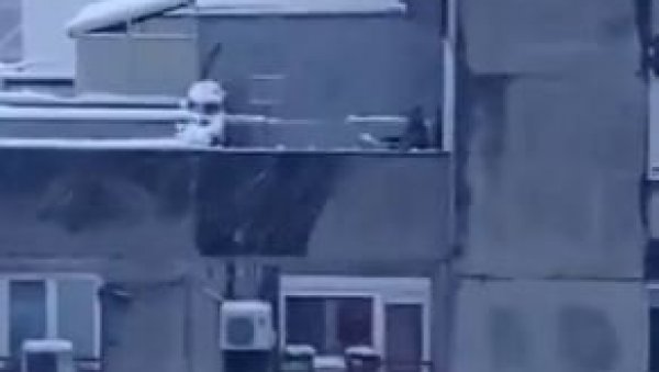 ОПАСНА СЦЕНА НА НОВОМ БЕОГРАДУ: Снимак чишћења снега изазвао бес на друштвеним мрежама (ВИДЕО) ОПАСНА СЦЕНА НА НОВОМ БЕОГРАДУ: Снимак чишћења снега изазвао бес на друштвеним мрежама (ВИДЕО)
