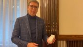 НОВИ ЛЕК ПРОТИВ КОРОНЕ СТИГАО У СРБИЈУ! Председник Вучић саопштио сјајне вести (ВИДЕО) НОВИ ЛЕК ПРОТИВ КОРОНЕ СТИГАО У СРБИЈУ! Председник Вучић саопштио сјајне вести (ВИДЕО)