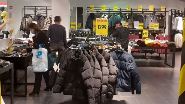 ВЕЛИКО УПОЗОРЕЊЕ ЗА КУПЦЕ У СРБИЈИ: Нова услуга на друштвеним мрежама - пробају и купују одећу за вас, али послују на црно ВЕЛИКО УПОЗОРЕЊЕ ЗА КУПЦЕ У СРБИЈИ: Нова услуга на друштвеним мрежама - пробају и купују одећу за вас, али послују на црно