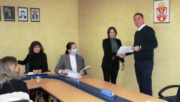 МОЈА ПРВА ПЛАТА: Уговоре у Параћину са Општином потписало једанаесторо младих људи МОЈА ПРВА ПЛАТА: Уговоре у Параћину са Општином потписало једанаесторо младих људи