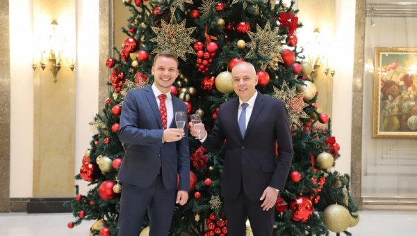 ШПИЈУНКА, ЗДРАВИЦА - ВОДОМ: Драшко Станивуковић у елементу ШПИЈУНКА, ЗДРАВИЦА - ВОДОМ: Драшко Станивуковић у елементу