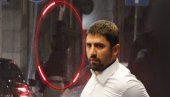 ЈЕДВА СТОЈИ НА НОГАМА: Рађен у пијаном стању шетао градом, а онда је ушао у кола - и то како! (ВИДЕО) ЈЕДВА СТОЈИ НА НОГАМА: Рађен у пијаном стању шетао градом, а онда је ушао у кола - и то како! (ВИДЕО)