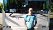 POKLON VOZAČU ŠKOLSKOG AUTOBUSA: Gest srednjoškolki iz banatskog sela Torda POKLON VOZAČU ŠKOLSKOG AUTOBUSA: Gest srednjoškolki iz banatskog sela Torda