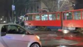 КОЛАПС У ЦЕНТРУ БЕОГРАДА: Трамвај излетео из шина, праве се велике гужве КОЛАПС У ЦЕНТРУ БЕОГРАДА: Трамвај излетео из шина, праве се велике гужве