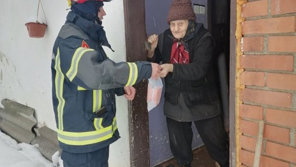 ХУМАНИ ГЕСТ ВАТРОГАСАЦА: Болесној старици која живи сама однели лекове и помогли око кућних послова (ФОТО) ХУМАНИ ГЕСТ ВАТРОГАСАЦА: Болесној старици која живи сама однели лекове и помогли око кућних послова (ФОТО)
