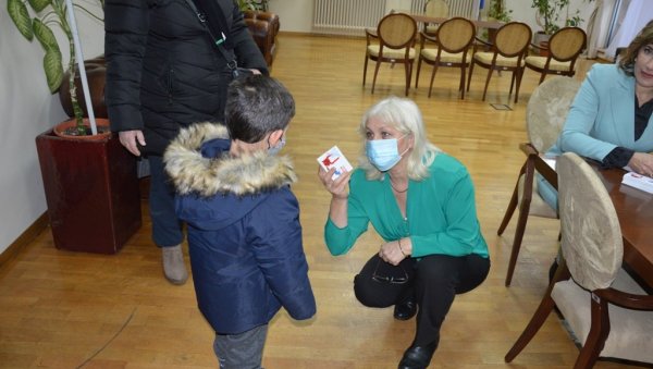 ПОКЛОНИ ДЕЦИ БЕЗ РОДИТЕЉА: ГО Чукарица и ове године дели поклоне најмлађим становницима ПОКЛОНИ ДЕЦИ БЕЗ РОДИТЕЉА: ГО Чукарица и ове године дели поклоне најмлађим становницима