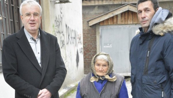 ЂУЛКА ДОБИЛА ДРВА: Мајка Синана Сакића први пут се огрејала ове зиме у свом дому ЂУЛКА ДОБИЛА ДРВА: Мајка Синана Сакића први пут се огрејала ове зиме у свом дому