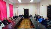 ПОТПИСАНО 140 УГОВОРА: Општина Алибунар поделила 10 милиона динара локалним паорима ПОТПИСАНО 140 УГОВОРА: Општина Алибунар поделила 10 милиона динара локалним паорима