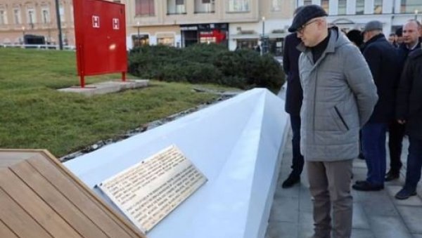 ВУЧЕВИЋ ЧЕСТИТАО НОВОСАЂАНИМА: Обишао реконструисано градско језгро, поносан на све што је учињено (ФОТО) ВУЧЕВИЋ ЧЕСТИТАО НОВОСАЂАНИМА: Обишао реконструисано градско језгро, поносан на све што је учињено (ФОТО)