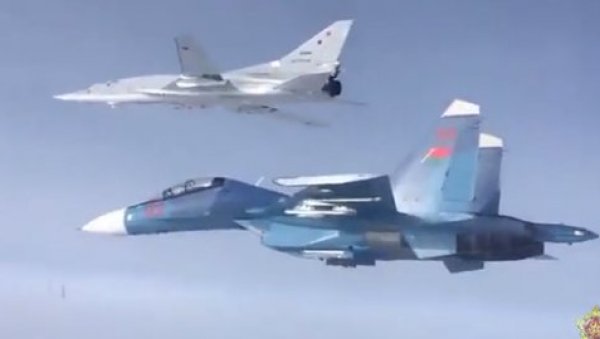 ДЕМОНСТРАЦИЈА СИЛЕ: Русија дигла бомбардере, белоруски ловци прате Ту-22М3 (ВИДЕО) ДЕМОНСТРАЦИЈА СИЛЕ: Русија дигла бомбардере, белоруски ловци прате Ту-22М3 (ВИДЕО)