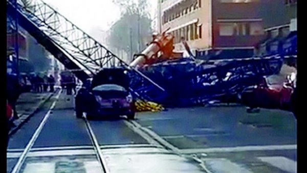 ДИЗАЛИЦА УБИЛА МОНТАЖЕРЕ КРАНА: Несрећа на торинском градилишту однела три живота, много повређених пешака ДИЗАЛИЦА УБИЛА МОНТАЖЕРЕ КРАНА: Несрећа на торинском градилишту однела три живота, много повређених пешака