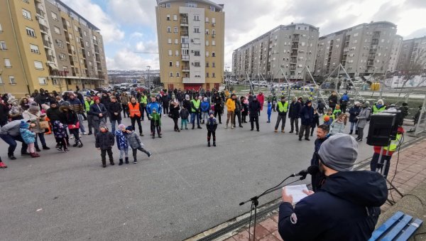 ТРАЖЕ ВРТИЋ И ШКОЛУ: Житељи насеља Степа окупили се са захтевима чије решење дуго чекају ТРАЖЕ ВРТИЋ И ШКОЛУ: Житељи насеља Степа окупили се са захтевима чије решење дуго чекају