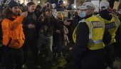 HAOS U LONDONU! Protivnici novih mera u ratu sa policijom, ima povređenih (VIDEO) HAOS U LONDONU! Protivnici novih mera u ratu sa policijom, ima povređenih (VIDEO)