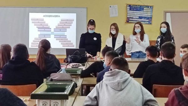 КАКО СЕ ОДУПРЕТИ ДИГИТАЛНОМ НАСИЉУ: Занимљива радионица у школи у Сечњу КАКО СЕ ОДУПРЕТИ ДИГИТАЛНОМ НАСИЉУ: Занимљива радионица у школи у Сечњу