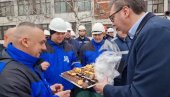 ПОСНИ КОЛАЧИ ЗА НАЈВРЕДНИЈЕ: Вучић - Бескрајно хвала и срећно (ВИДЕО) ПОСНИ КОЛАЧИ ЗА НАЈВРЕДНИЈЕ: Вучић - Бескрајно хвала и срећно (ВИДЕО)
