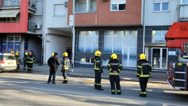 ПРВЕ ФОТОГРАФИЈЕ ДРАМЕ У НОВОМ САДУ: Мушкарац се забарикадирао и прети, повремено виче са терасе (ФОТО / ВИДЕО) ПРВЕ ФОТОГРАФИЈЕ ДРАМЕ У НОВОМ САДУ: Мушкарац се забарикадирао и прети, повремено виче са терасе (ФОТО / ВИДЕО)