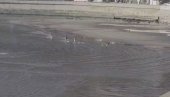 ДЕЦЕМБАРСКО КУПАЊЕ У МОРУ: Деца се брчају на Малој плажи у Улцињу (ФОТО) ДЕЦЕМБАРСКО КУПАЊЕ У МОРУ: Деца се брчају на Малој плажи у Улцињу (ФОТО)