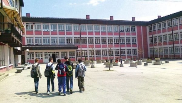ПОМОДАРСТВО ПОЛАКО ГАСИ СЕОСКЕ ШКОЛЕ: Све чешће родитељи одлучују да своју децу воде у град на наставу ПОМОДАРСТВО ПОЛАКО ГАСИ СЕОСКЕ ШКОЛЕ: Све чешће родитељи одлучују да своју децу воде у град на наставу
