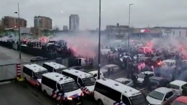 ПОКУШАЛИ ДА ЛИНЧУЈУ ДУШАНА ТАДИЋА: Погледајте како је возач аутобуса спасао фудбалере Ајакса (ВИДЕО) ПОКУШАЛИ ДА ЛИНЧУЈУ ДУШАНА ТАДИЋА: Погледајте како је возач аутобуса спасао фудбалере Ајакса (ВИДЕО)